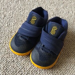 Boys’ Navy Nike sneakers